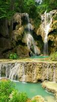 schön tropisch Wasserfall im das Regenwald im Laos. video