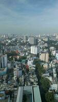 aéreo ver de casas adosadas Ho chi minh ciudad, Vietnam video