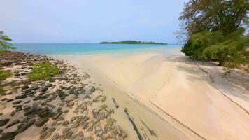 fpv de 2024 escrito en un tropical playa. concepto de un playa Aléjate en 2024. video