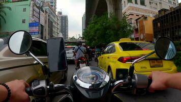hyperlapse van motorfiets rijden in weg verkeer in Bangkok pov video