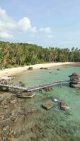 verbazingwekkend tropisch strand landschap met houten pier Aan kristal Doorzichtig zee in Thailand video