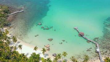 sorprendente tropicale spiaggia scenario su un' Paradiso isola nel Tailandia. video