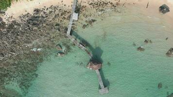 verbazingwekkend tropisch strand landschap Aan een paradijs eiland in Thailand. video