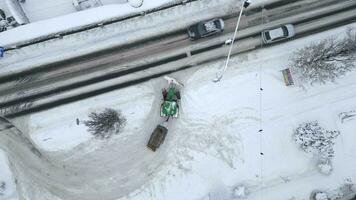 top visie van sneeuw verwijdering trekker Aan weg in winter video