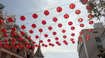 Chinesisch rot Laternen symbolisieren Reichtum und Glück. Mond- Neu Jahr video