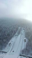 neigeux ski en volant colline dans le Montagne hiver forêt, aérien, Pologne video