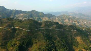 aéreo ver de café plantación colinas en el decir ah giang lazo en norte Vietnam video