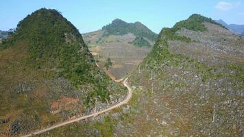 panoramico montagna strada su il ah giang ciclo continuo, nord Vietnam video