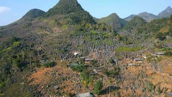 antenne visie van berg etnisch dorp Aan de ha Giang lus in noorden Vietnam video