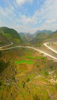 berg landskap på de ha giang slinga, norr vietnam förbi fpv Drönare video