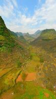 cuento de hadas montaña paisaje en del Norte Vietnam en el decir ah giang lazo video