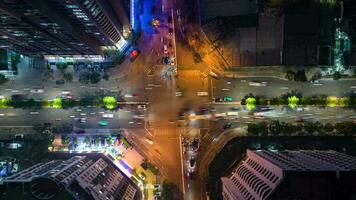 aéreo lapso de tiempo de noche tráfico a intersección en Hanoi, Vietnam video