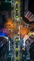 antenne timelapse van avond verkeer Bij kruising in Hanoi, Vietnam video