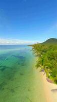 cinématique fpv vol plus de turquoise mer sur phu quoc île, vietnam video