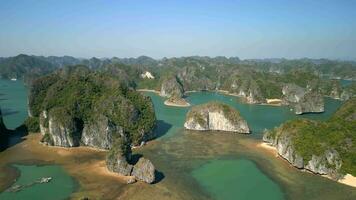 filmische antenne visie van adembenemend ha lang baai in Vietnam video