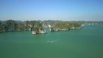 cinématique aérien vue de Stupéfiant Lan Ha baie dans vietnam video