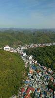 antenne visie van mooi kat ba eiland in Vietnam video