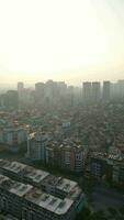 aérien vue de le air pollué horizon de Hanoi ville à coucher de soleil, vietnam video