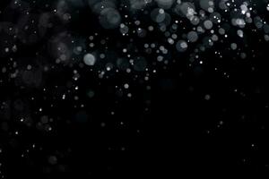 pequeño gotas de lluvia, nieve en un negro antecedentes. viento. natural antecedentes foto