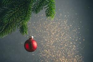 rojo Navidad pelota en un Navidad árbol. dorado Brillantina, día festivo, nuevo año, Navidad foto