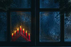 Navidad, invierno composición. Navidad velas detrás un congelado ventana foto