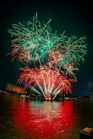 fuegos artificiales en el río en el cielo oscuro foto