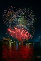 fuegos artificiales en el río en el cielo oscuro foto