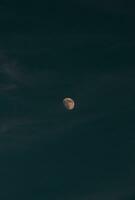 Luna en sus lleno gloria, iluminado por el último restos de rojo naranja ligero desde el sol, en un oscuro cielo. beskydy montañas, checo república foto