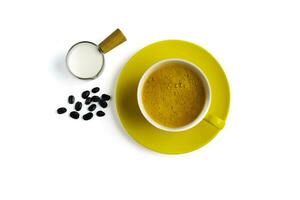 amarillo café taza y Fresco Leche taza en un blanco antecedentes foto