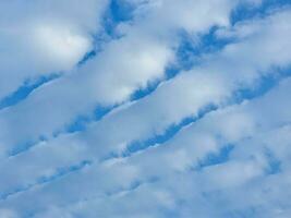 resumen azul cielo alto grande forma nubes antecedentes en verano degradado ligero belleza antecedentes. hermosa brillante altocúmulo nube y calma Fresco viento aire foto