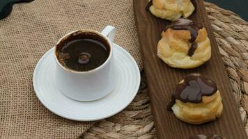 profiterole e café. Alto qualidade 4k cenas video