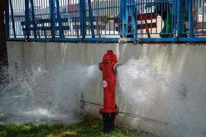 abierto fuego boca de aguas, agua fluye desde un fuego boca de aguas. foto