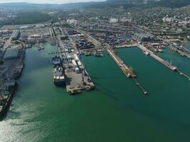 industrial puerto marítimo, parte superior vista. Puerto grúas y carga buques y barcazas. foto