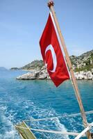 Turquía bandera a el popa de un Placer yate. ver de Mediterráneo costa foto