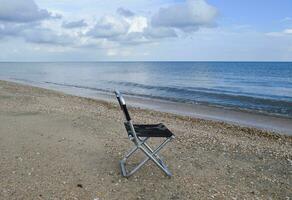 plegable silla por el mar. conveniencia a el turista. descanso por el mar. foto