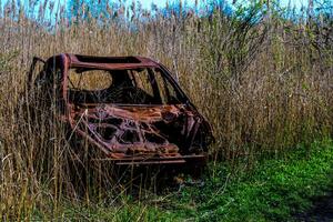 abandonado coche en un playa foto