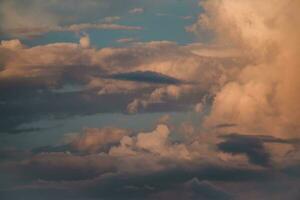 varias formas de nubes en diferentes niveles de fondo azul foto