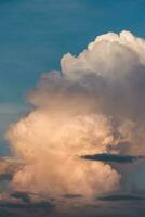 varias formas de nubes en diferentes niveles de fondo azul foto