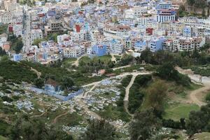 un imagen desde encima el azul ciudad de chefchaouen con nubes foto