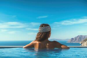 ai generado hermosa mujer es relajante en un infinito piscina espalda ver foto