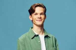 elegantemente confidente caucásico hombre con un encantador sonrisa en un casual estudio retrato foto