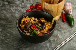 asiático wok con fideos, vegetales y carne de vaca foto