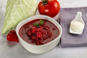 borsch sopa con repollo y raíz de remolacha foto