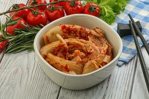 comida coreana - col kimchi picante foto