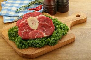 carne cruda de res de osobuco para cocinar foto