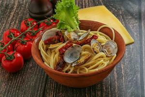 Pasta with vongole and tomato photo