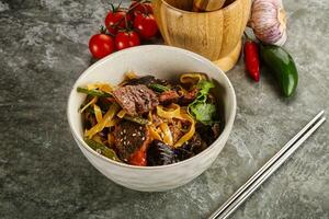 asiático wok con fideos, vegetales y carne de vaca foto