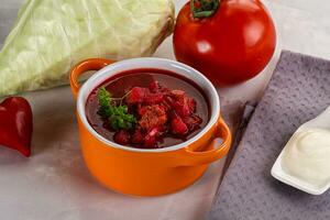 borsch sopa con repollo y raíz de remolacha foto