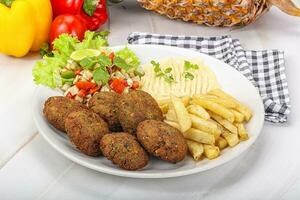 falafel con hummus y frito patata foto