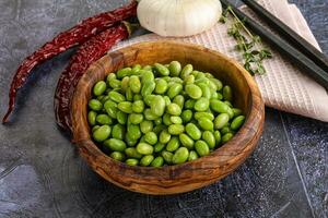 cuenco de delicioso edamame frijoles foto